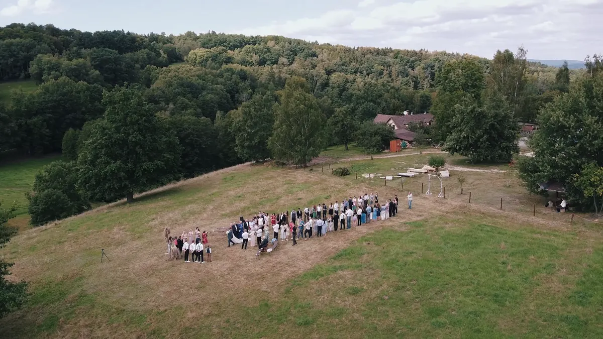 Obřad na louce z ptačí perspektivy
