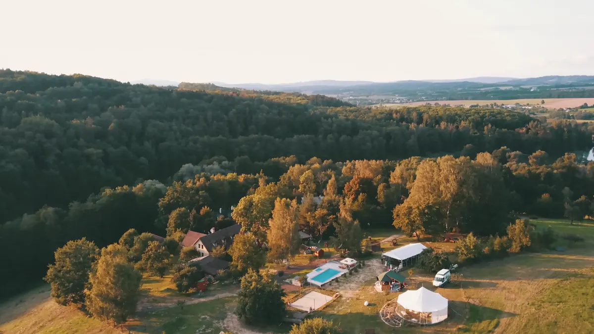Areál resortu ve zlatém večerním světle z výšky