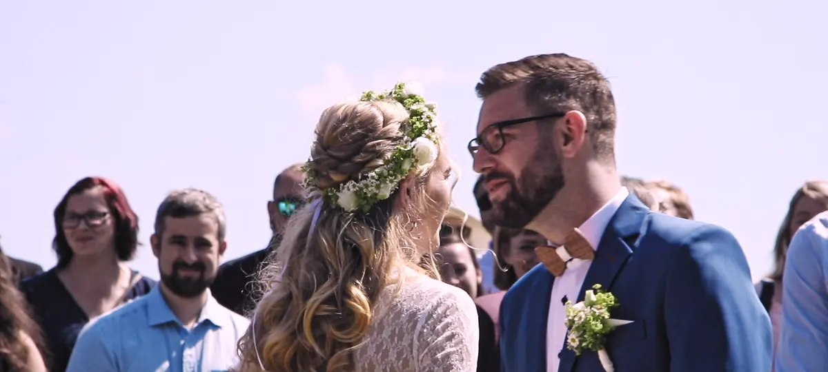 Nevěsta s věnečkem z kopretin a ženich mezi hosty