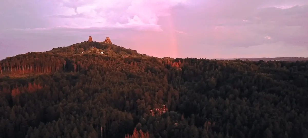Hrad Trosky při západu slunce s duhou