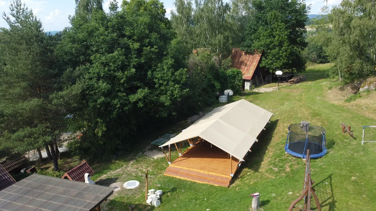 Nový party stan s dřevěnou podlahou z výšky