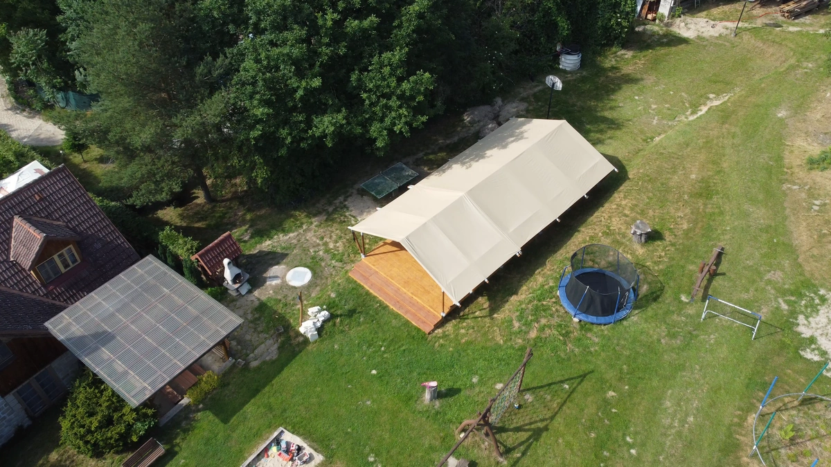 Nový party stan s plátěnou střechou a dřevěnou podlahou z dronu